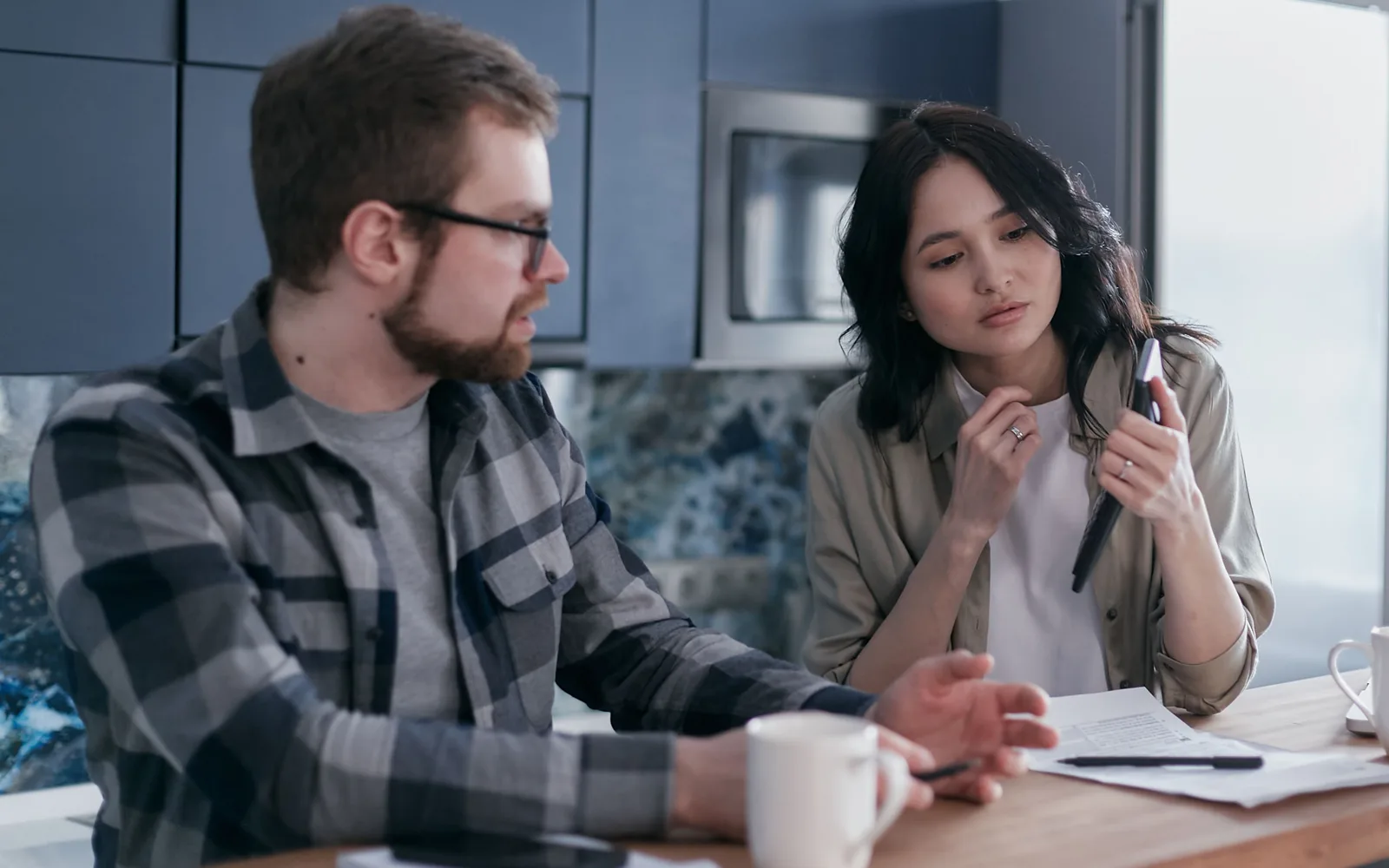 Un couple discute de ses choix de mariage